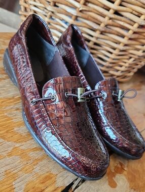 Vaneli Sport sz 7 Patent Leather Loafers Brown Faux Croc Embossed